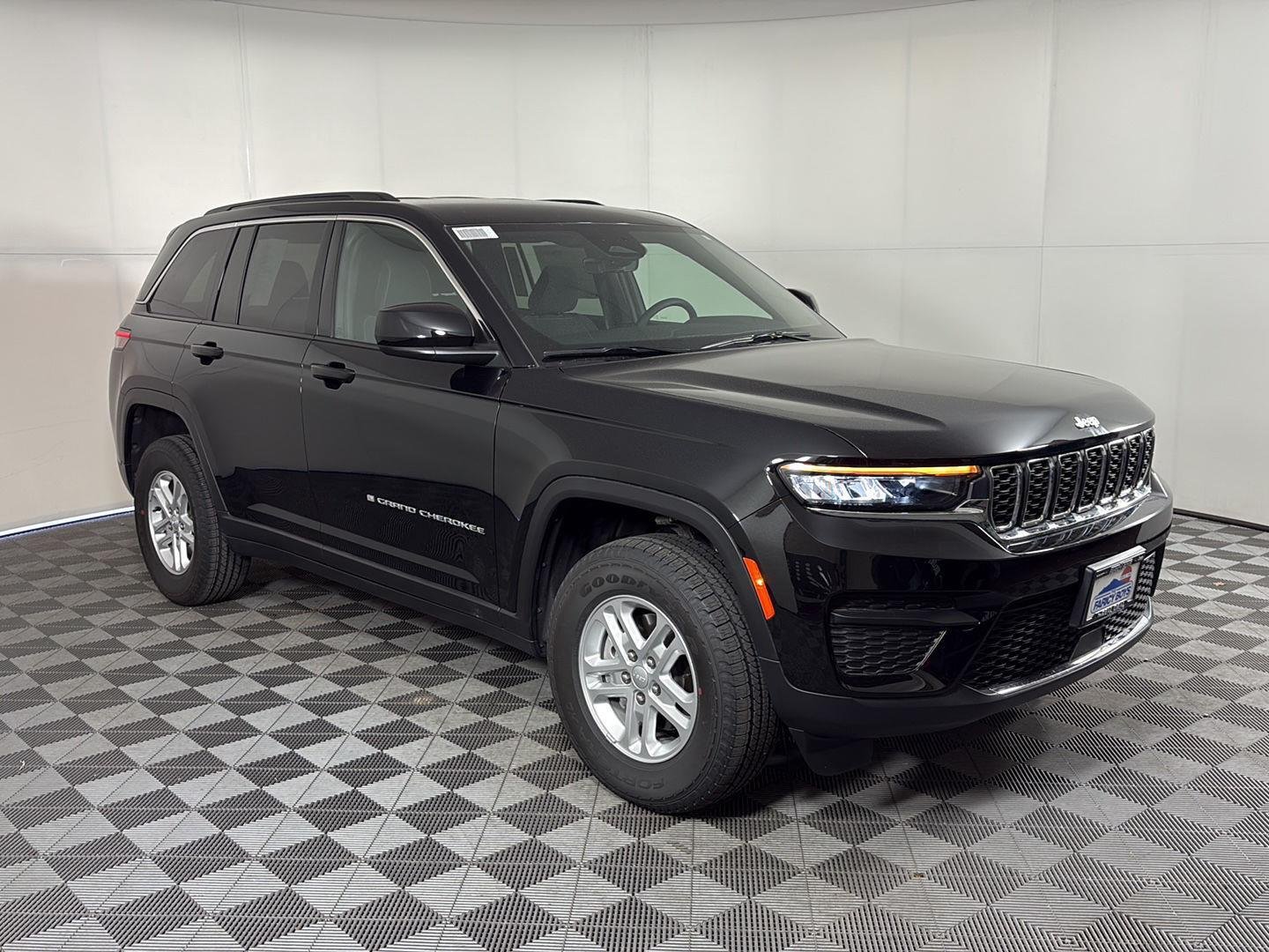New 2025 Diamond Black Crystal Pearl-Coat Exterior Paint Jeep Laredo image 2