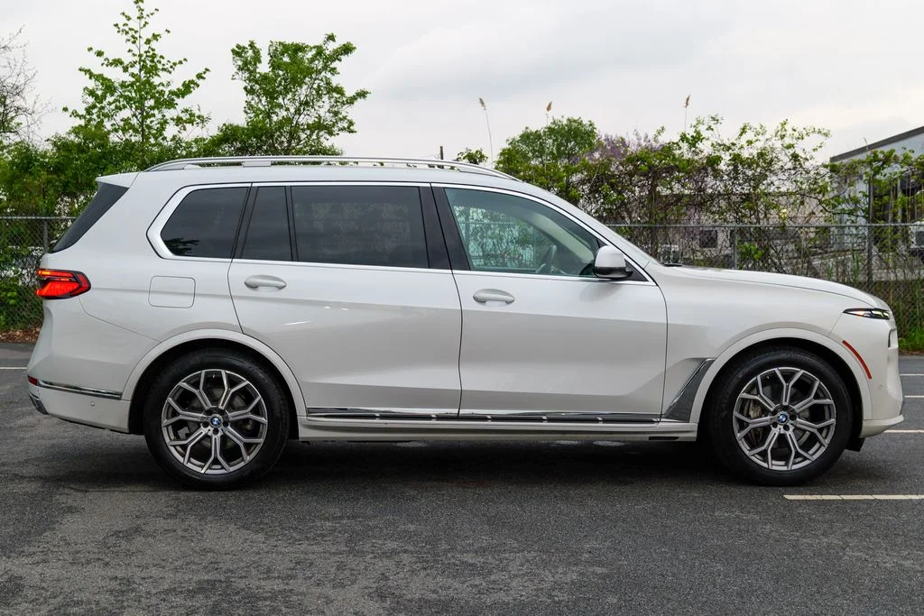 Used 2023 Mineral White Metallic BMW xDrive40i image 8