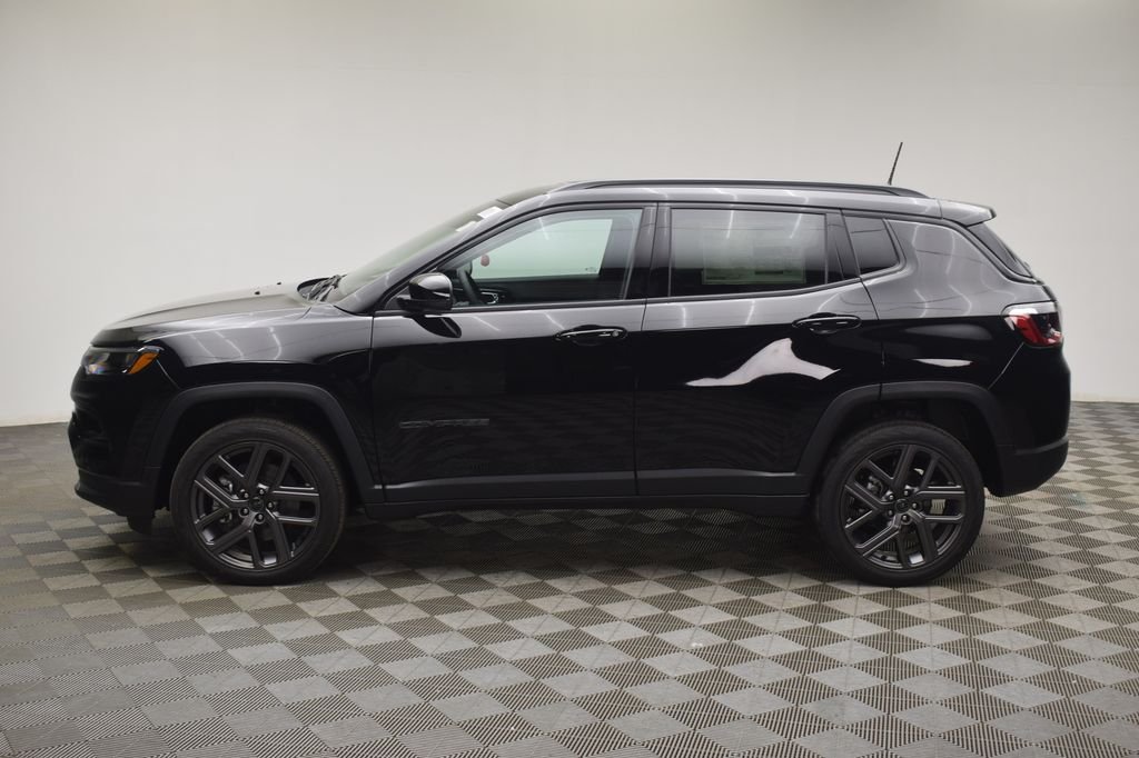 New 2026 Diamond Black Crystal Pearl-Coat Exterior Paint Jeep Limited image 13