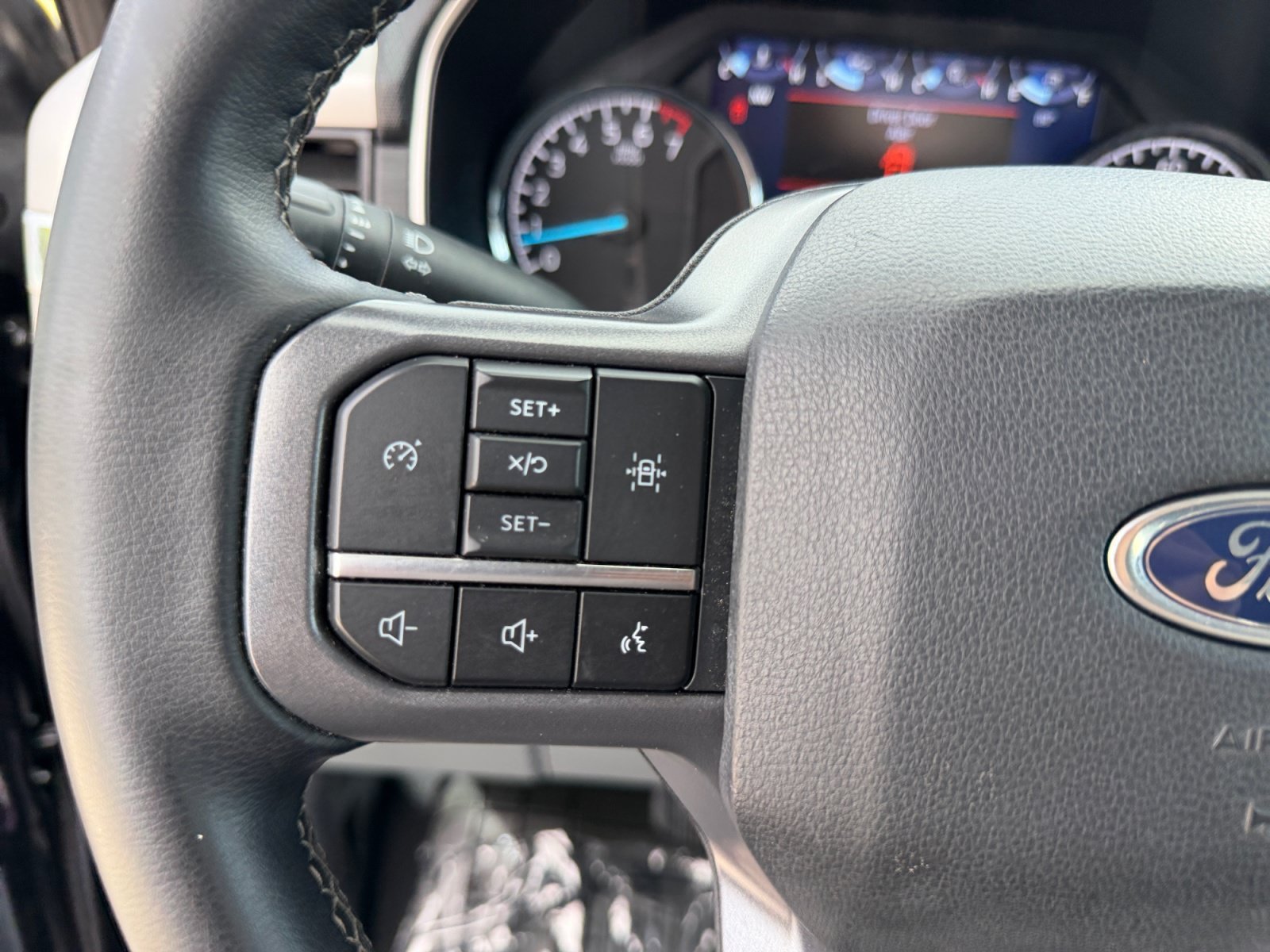 Used 2023 Agate Black Metallic Ford XLT image 24