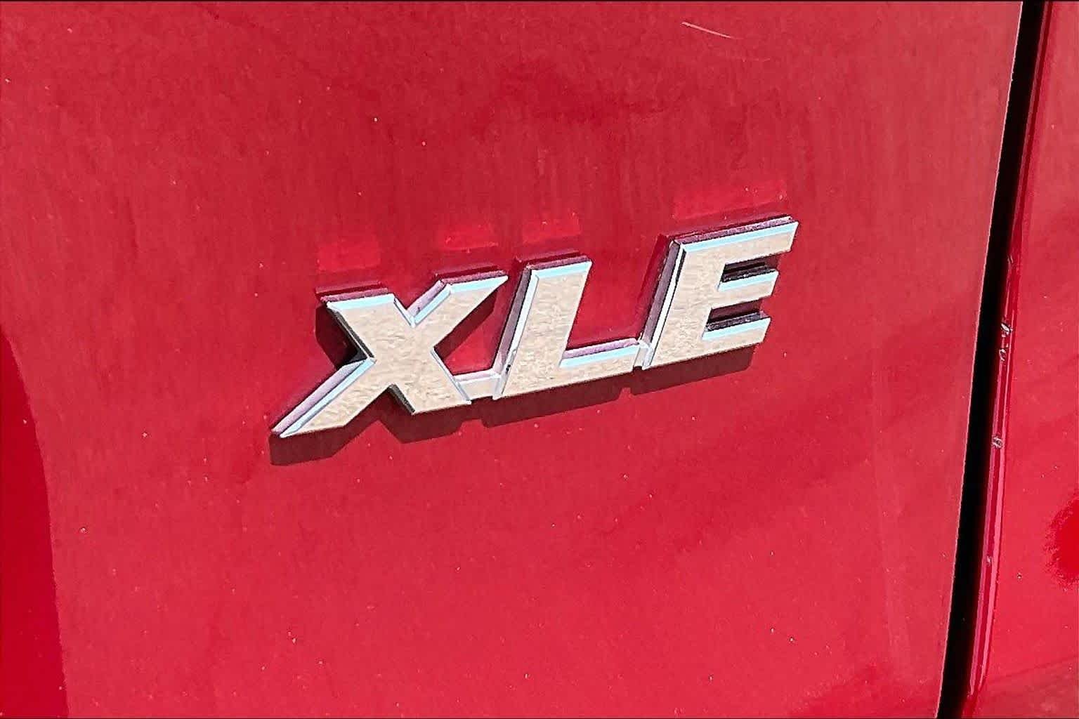 Used 2025 Ruby Flare Pearl Toyota XLE image 10