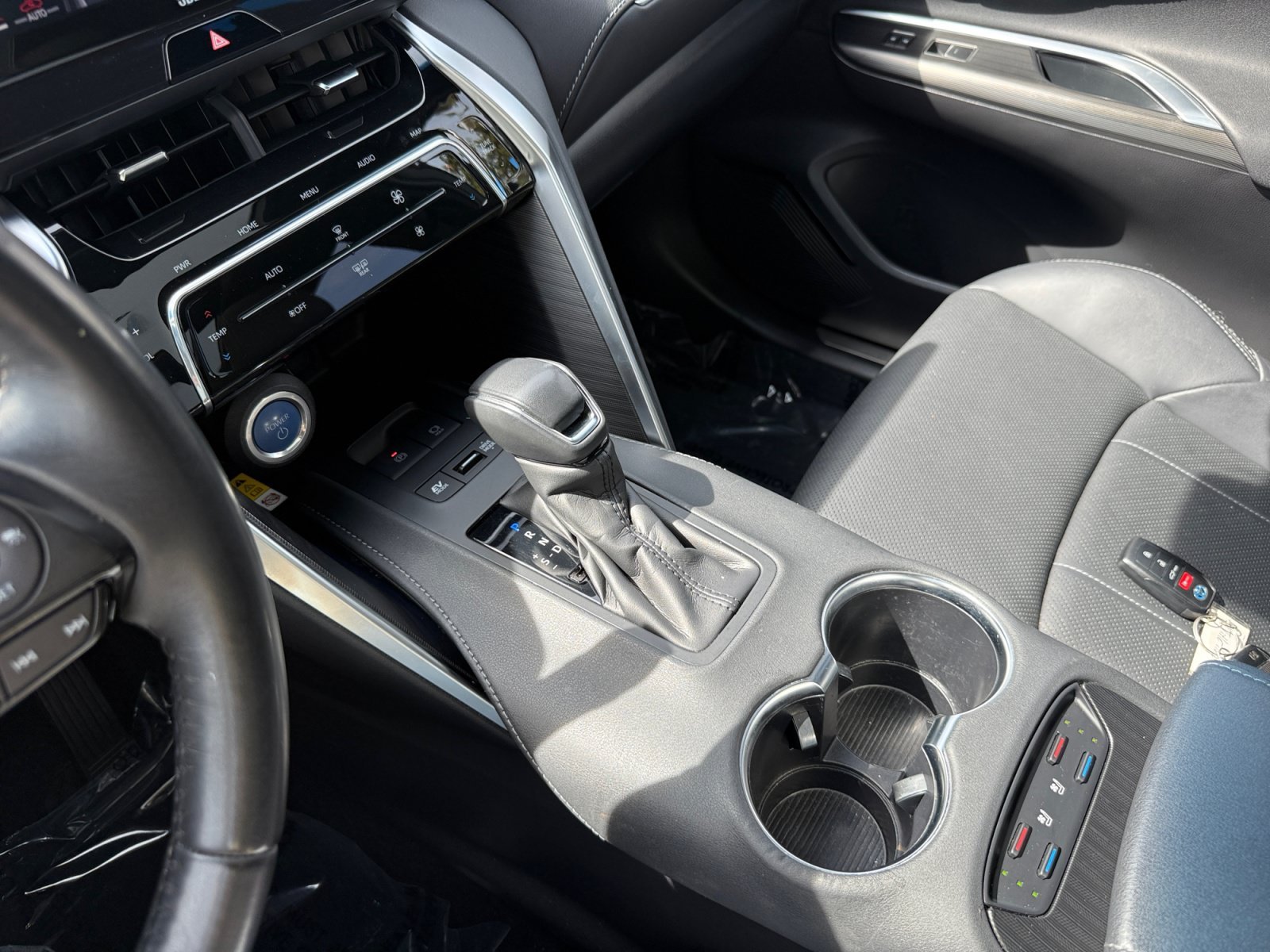 Used 2022 Pearl Toyota Limited image 13