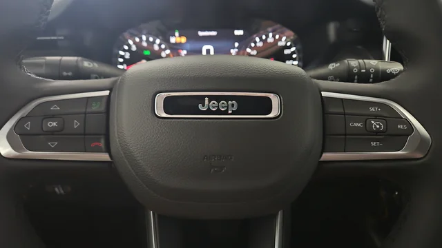 New 2026 Diamond Black Crystal Pearl-Coat Exterior Paint Jeep Latitude image 15