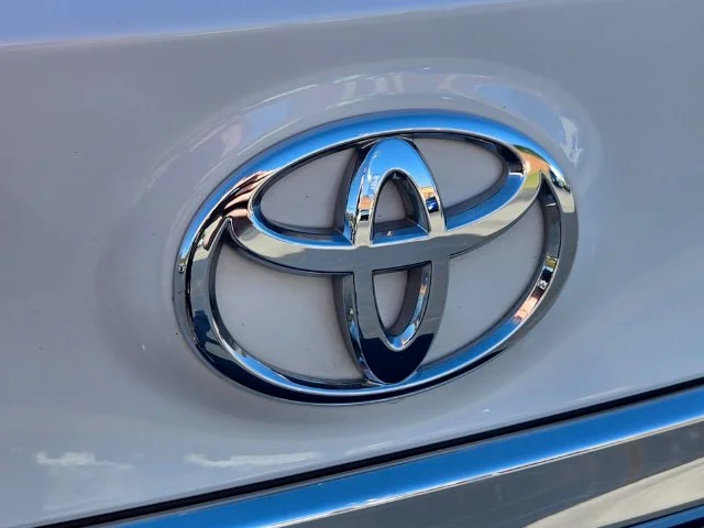 Used 2016 White Toyota XLE Premium image 19