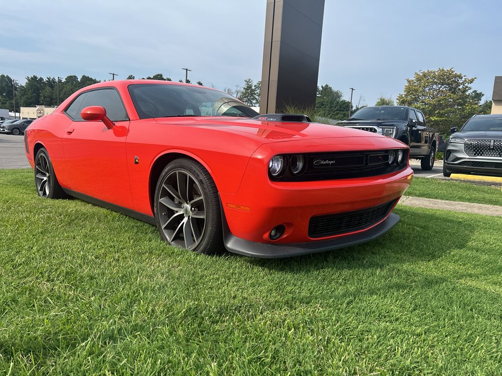 Used 2017 Go Mango Dodge 392 Hemi Scat Pack Shaker image 1