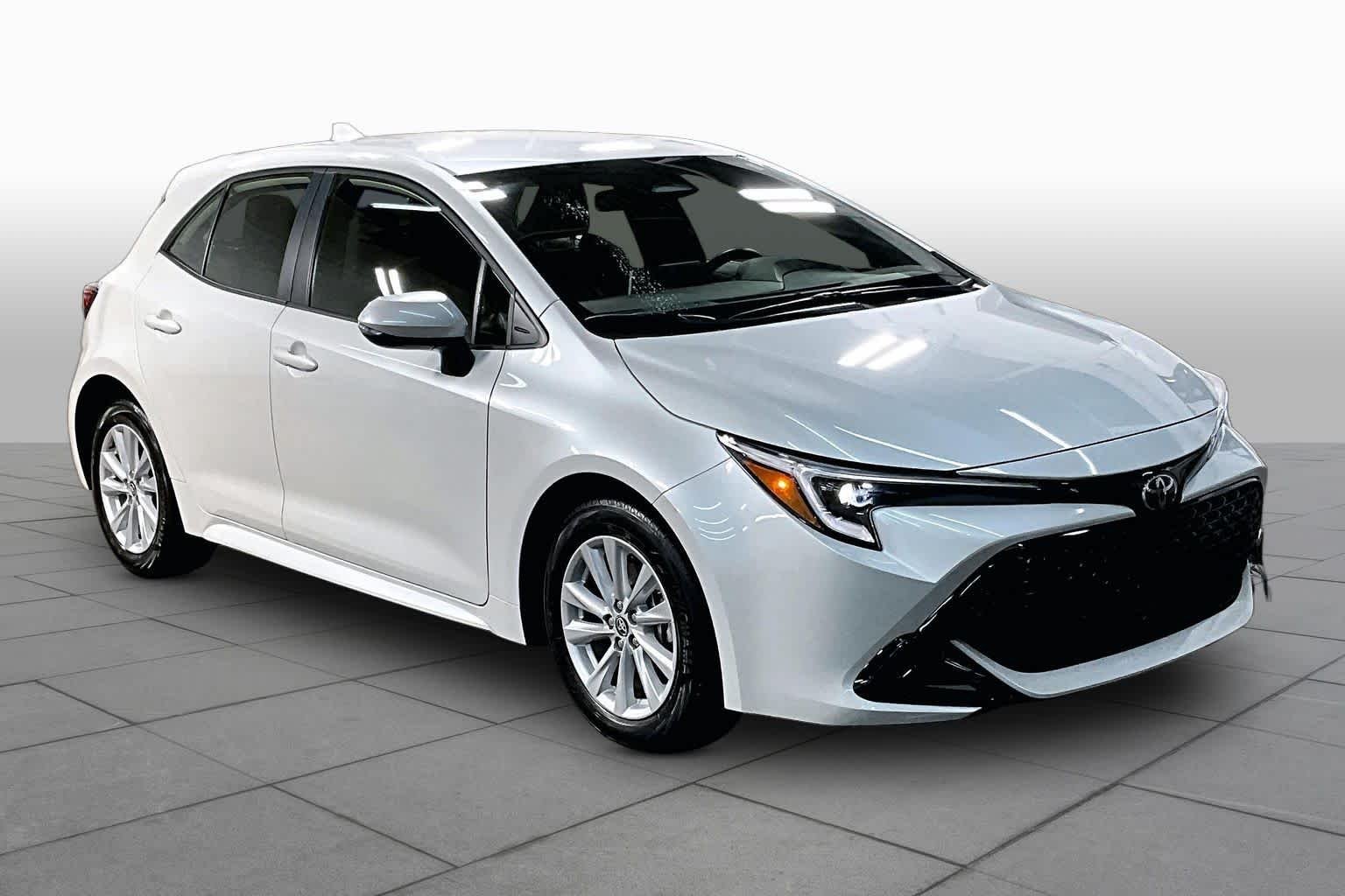Used 2025 Wind Chill Pearl Toyota SE image 3