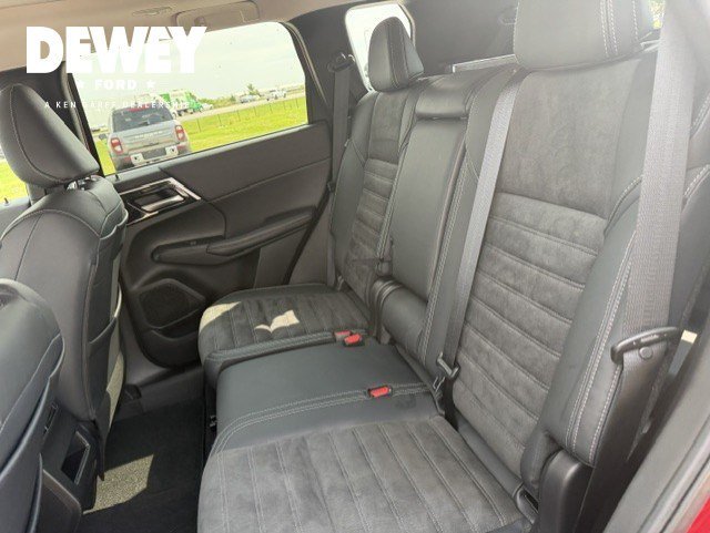 Used 2023 Red Mitsubishi SE Black Edition image 25