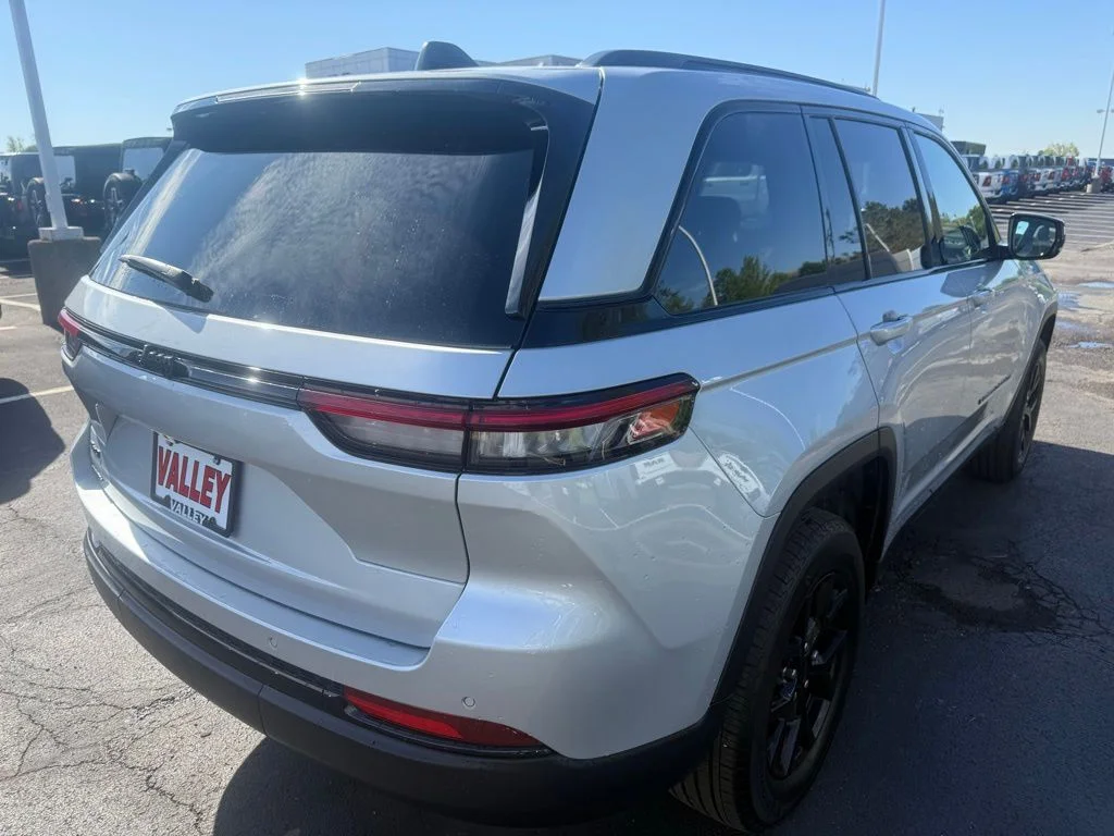 Used 2024 Silver Jeep Altitude X image 7