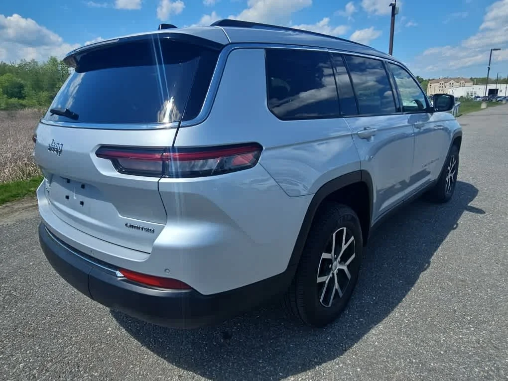 Used 2023 Silver Zynith Jeep Limited image 7