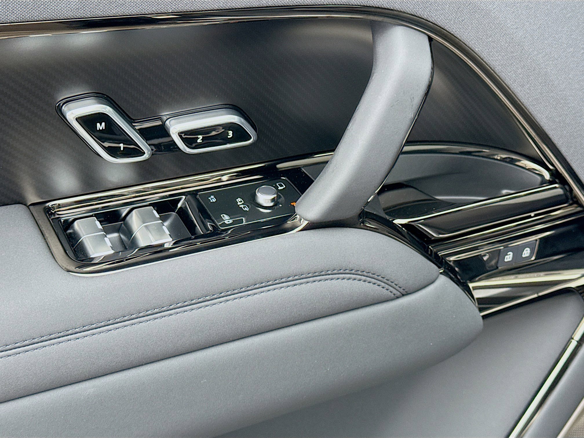 Used 2026 Gray Land Rover SV Carbon image 22