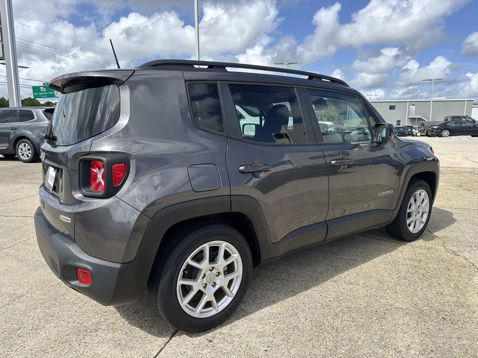 Used 2021 Granite Crystal Metallic Clearcoat Jeep Latitude FWD image 7