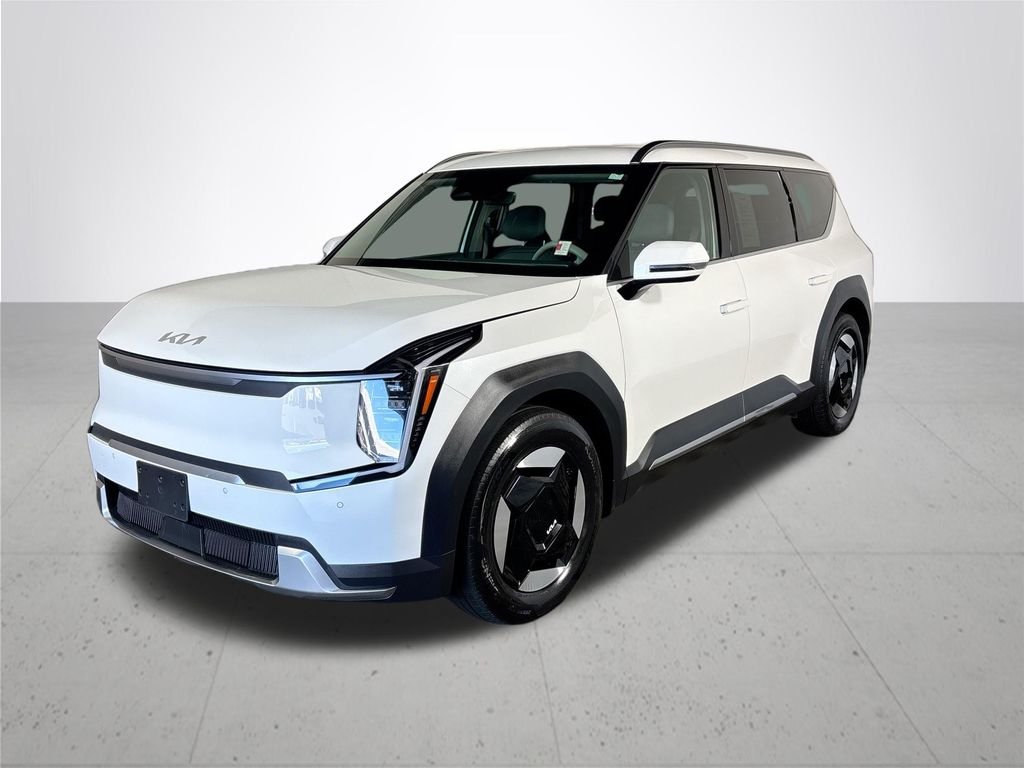 Used 2024 White Kia Wind image 2