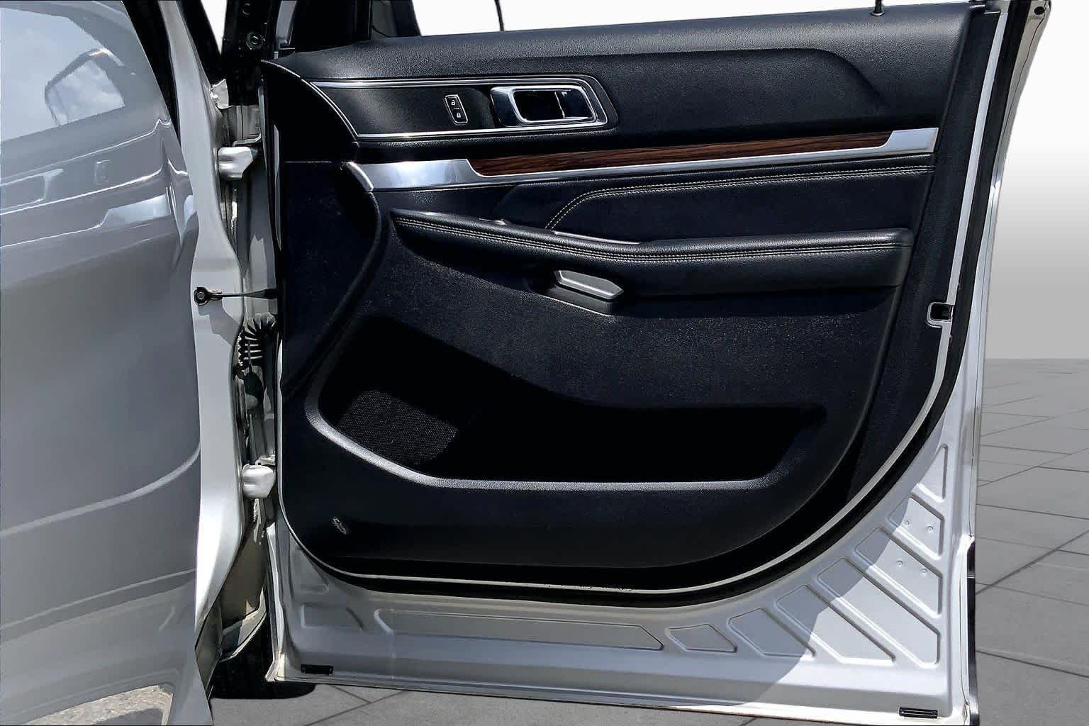 Used 2019 Ingot Silver Ford Limited image 22