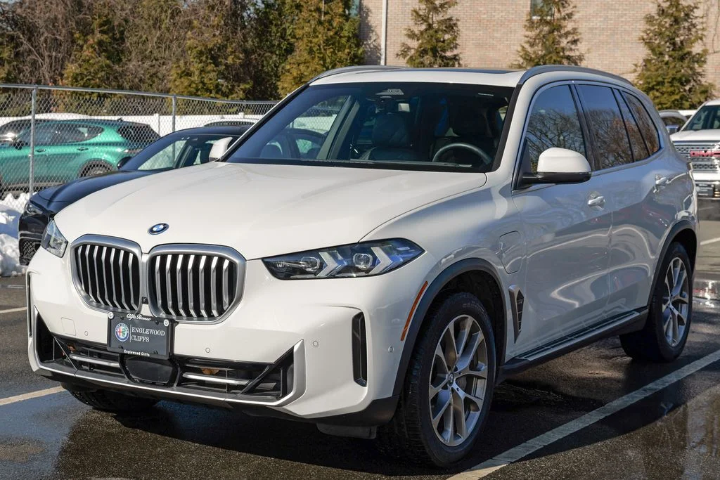 Used 2024 Alpine White BMW xDrive50e image 3