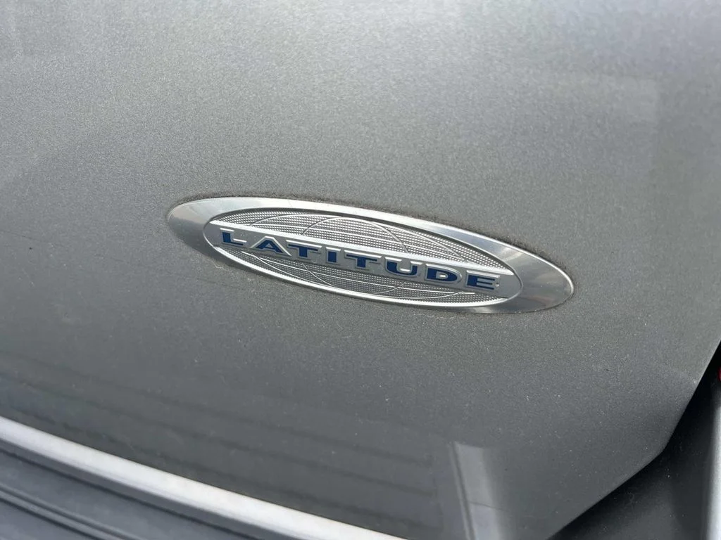 Used 2015 Silver Jeep Latitude image 17