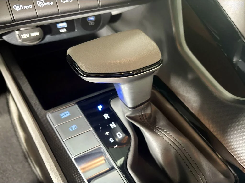 Used 2025 White Hyundai Blue image 17