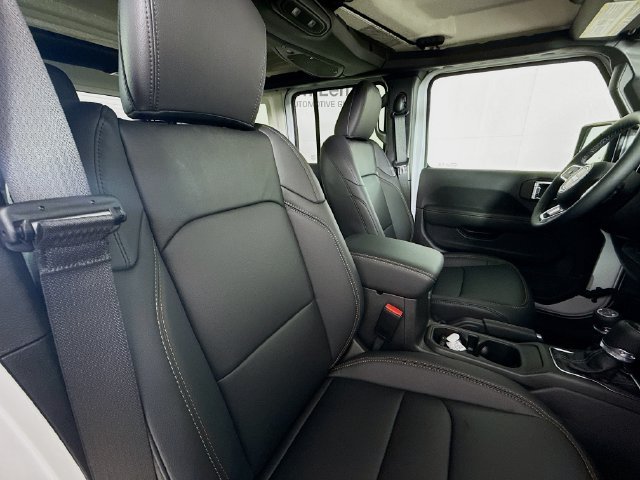 New 2026 Bright White Clear-Coat Exterior Paint Jeep Sahara image 27