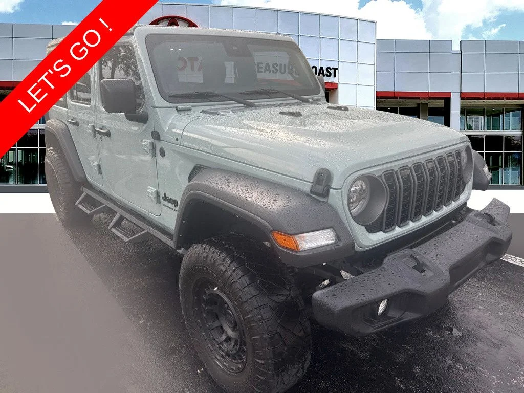 Used 2024  Jeep Sport S image 1