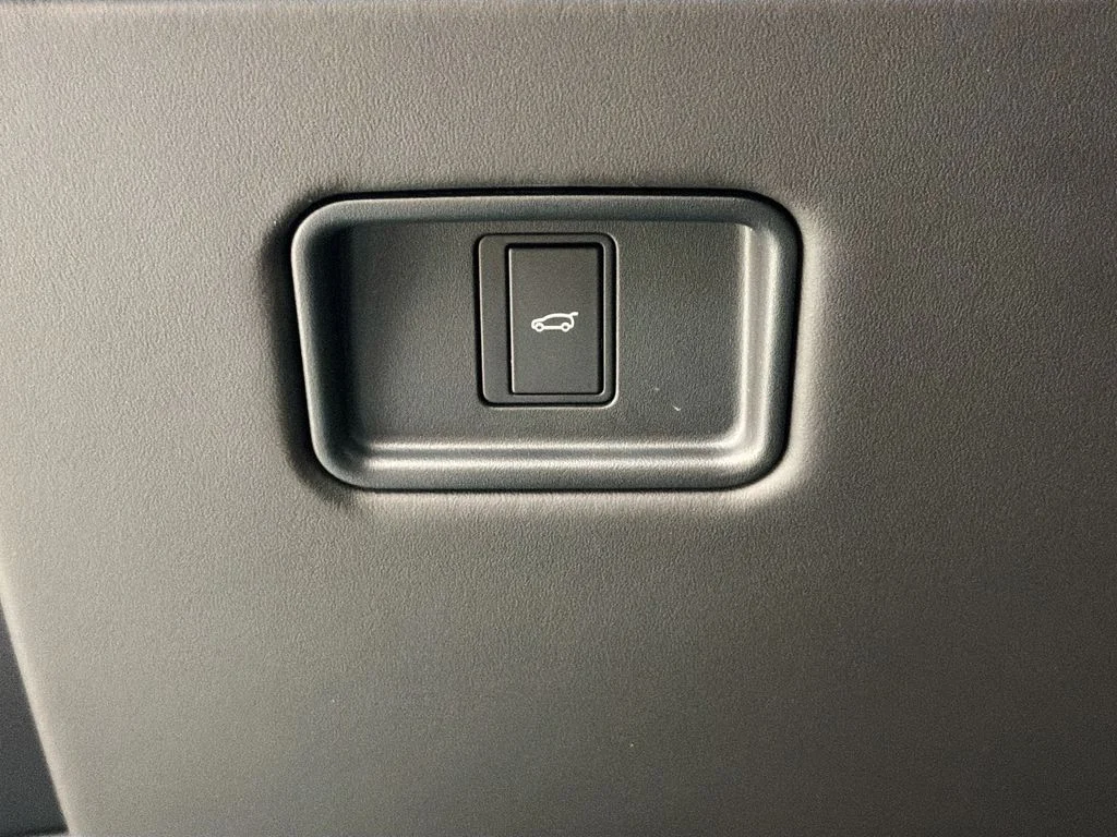 New 2026 Obsidian Black Satin Land Rover SE image 10