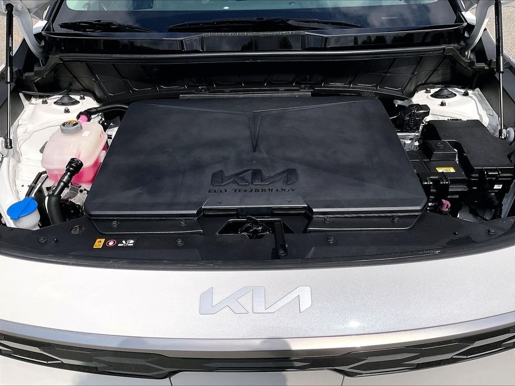Used 2023 White Kia Wind image 29