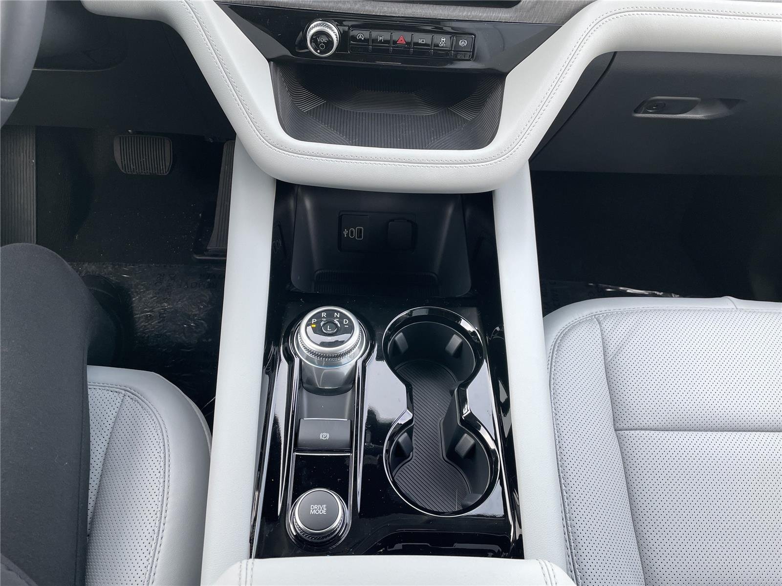 New 2026 Star White Metallic Tri-Coat Ford Platinum™ image 74