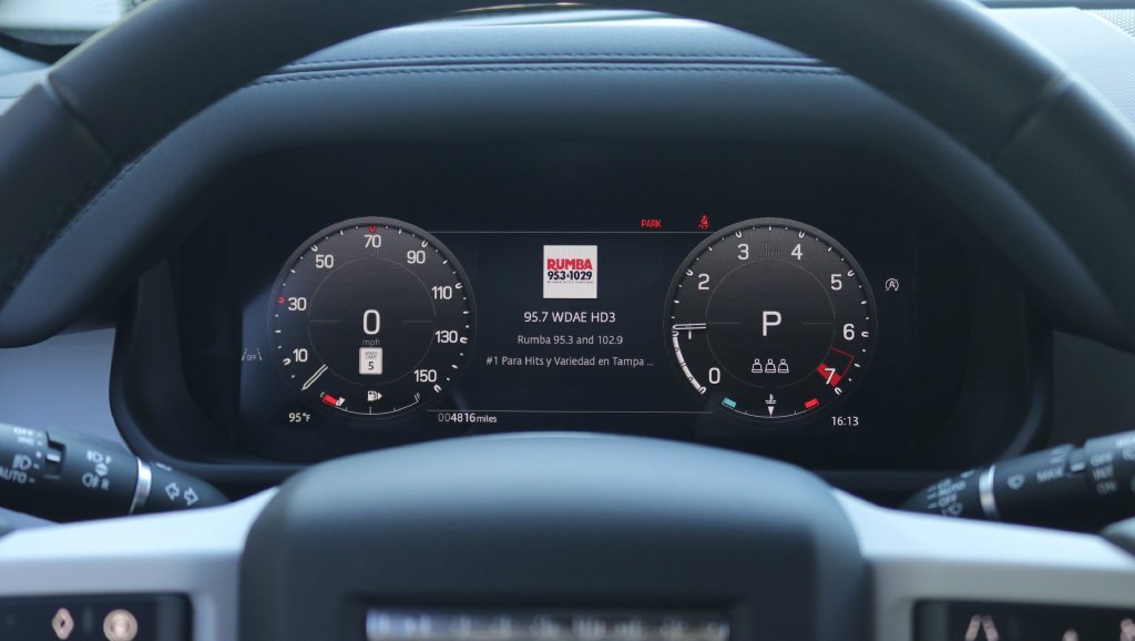 Used 2025 White Land Rover X-Dynamic SE image 21