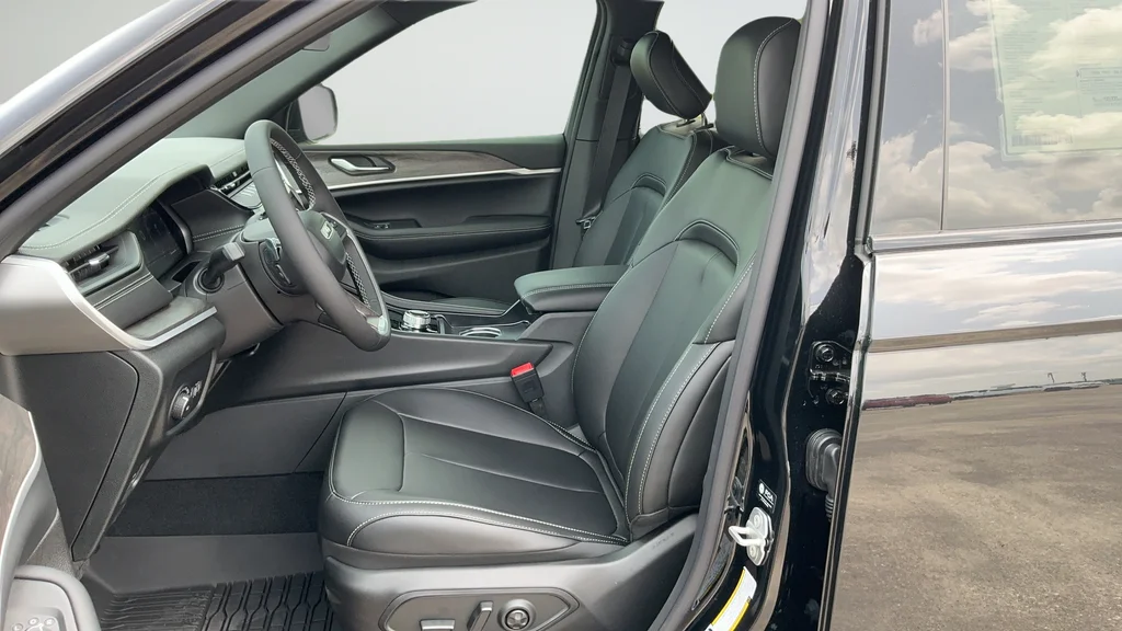 New 2026 Diamond Black Crystal Pearl-Coat Exterior Paint Jeep Limited image 17