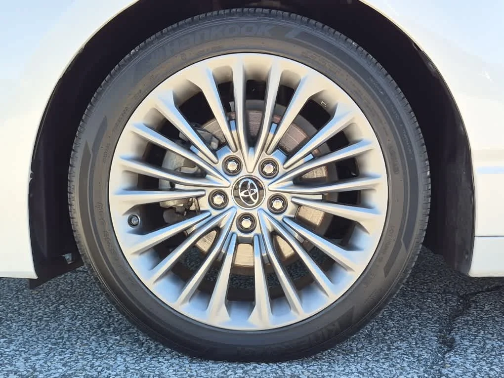 Used 2019 Wind Chill Pearl Toyota Limited image 6