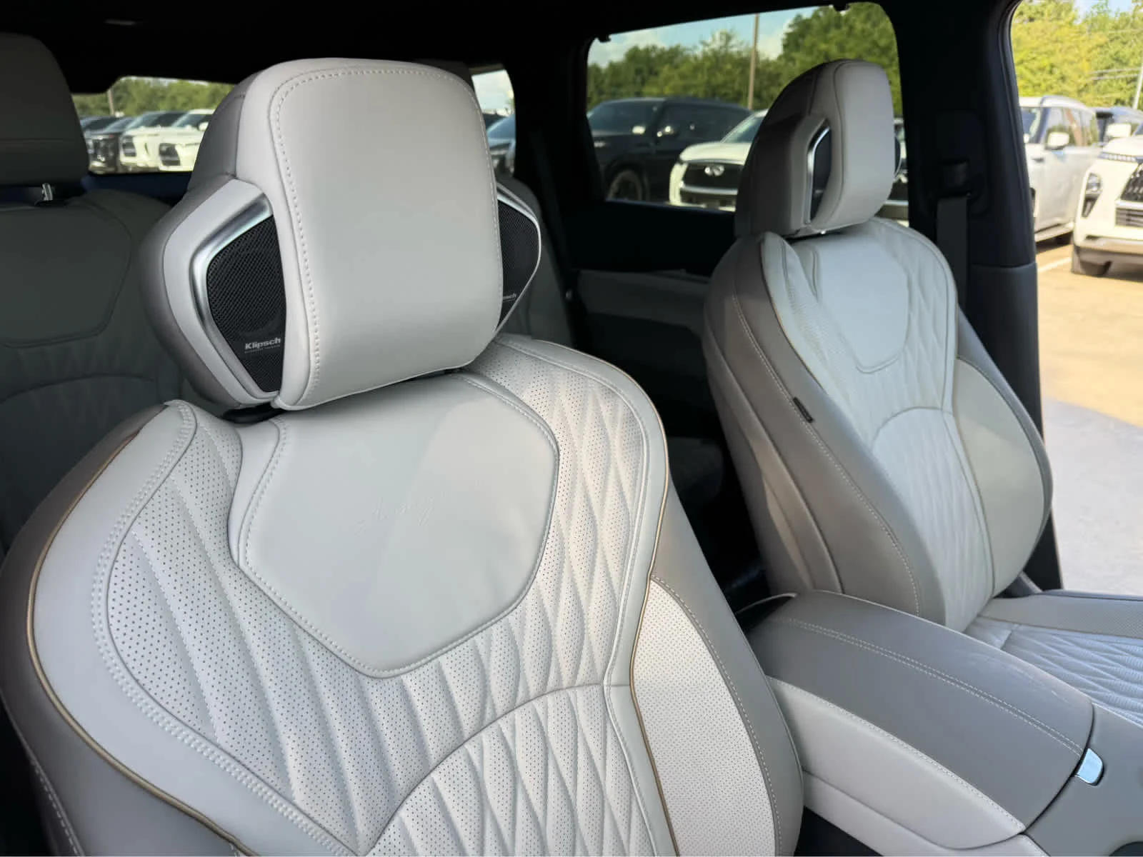 New 2027 2T RAD WHT INFINITI Autograph AWD image 9