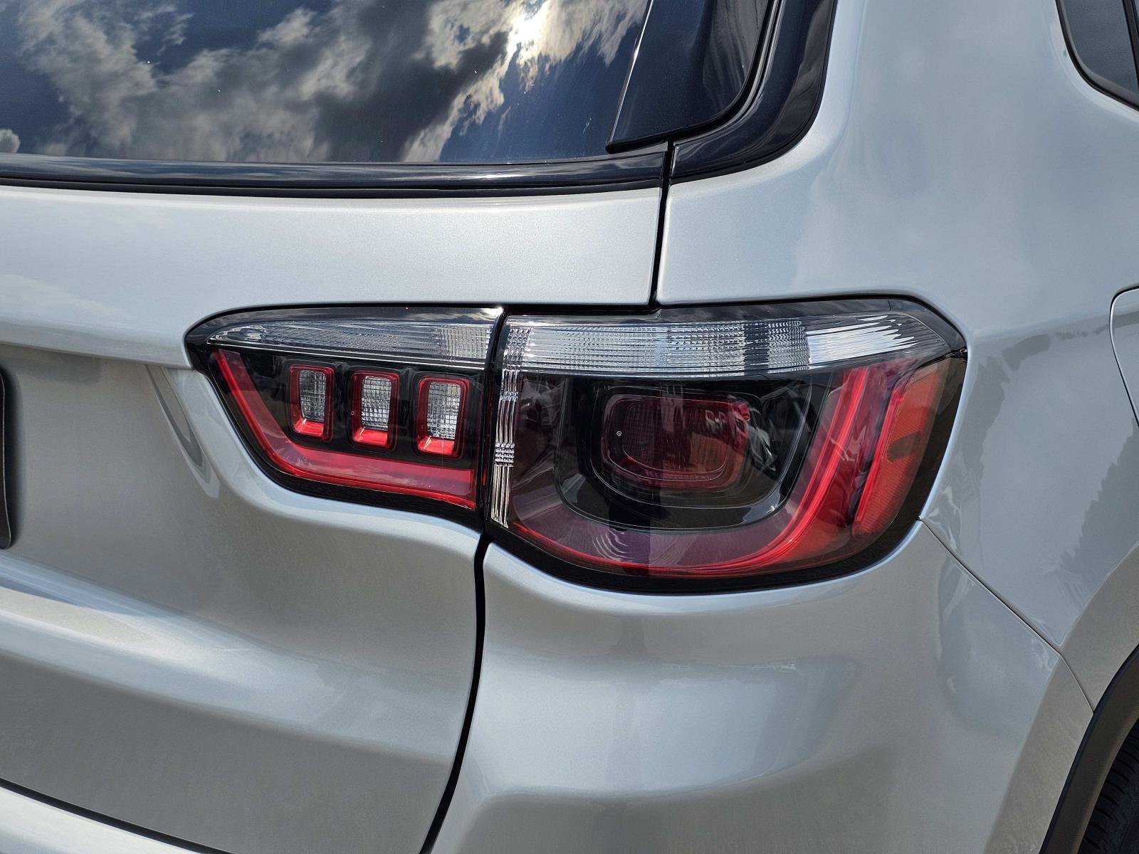 New 2026 Silver Zynith Metallic Clearcoat Jeep Latitude Altitude image 9