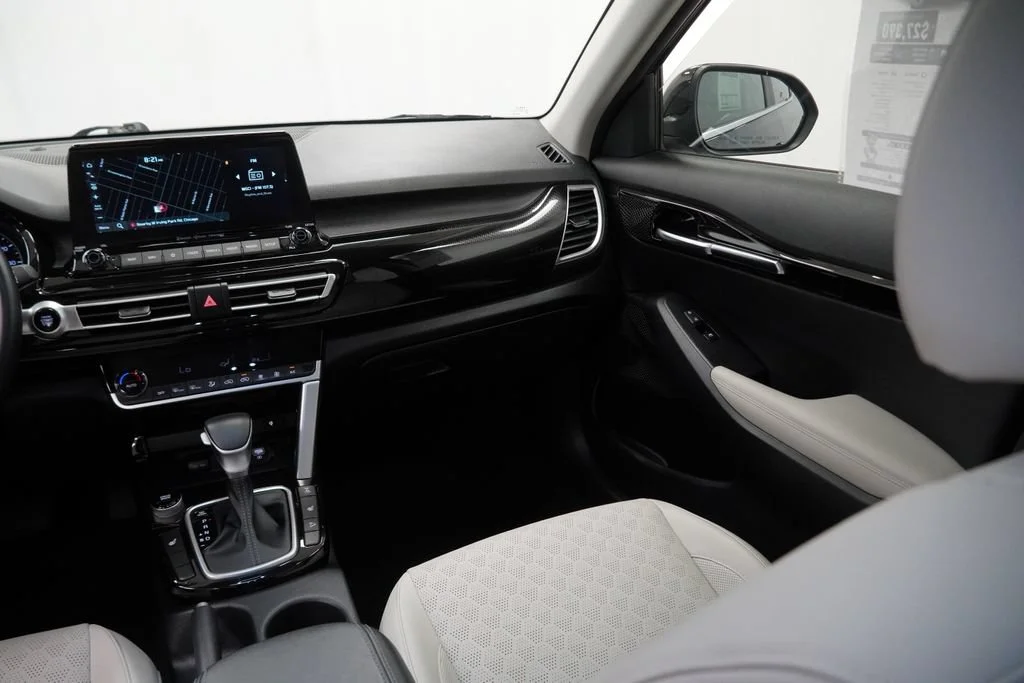 Used 2023 Black Kia EX image 16