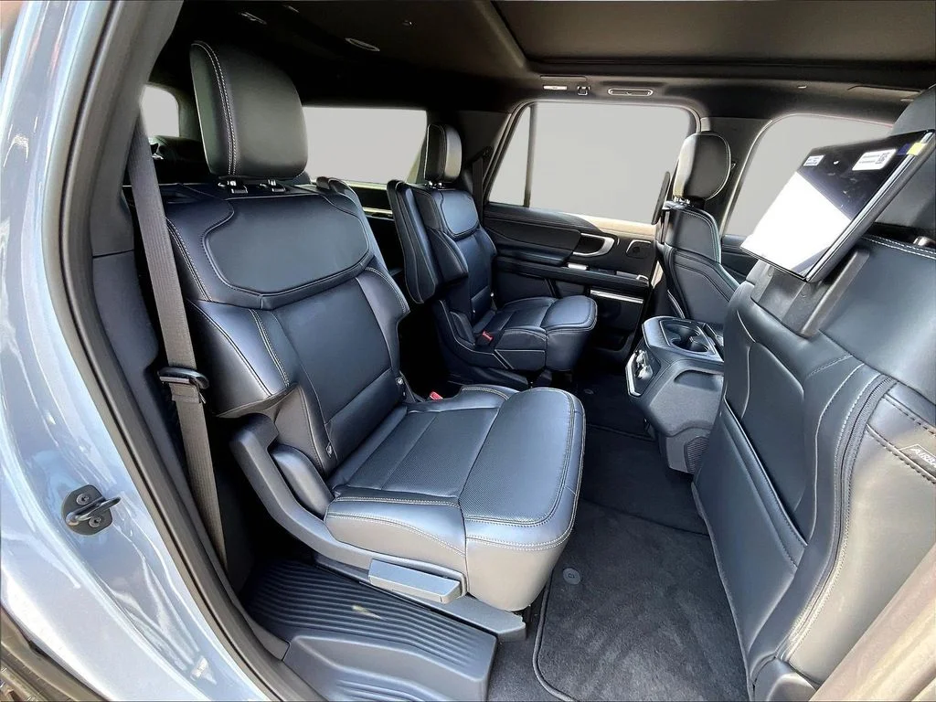 New 2027 Glacier Gray Metallic Tri-Coat Ford MAX Platinum image 10