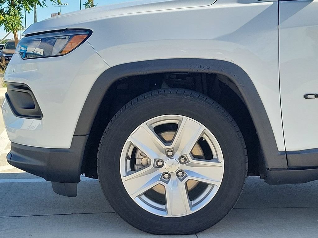 Used 2022 White Jeep Latitude FWD image 38