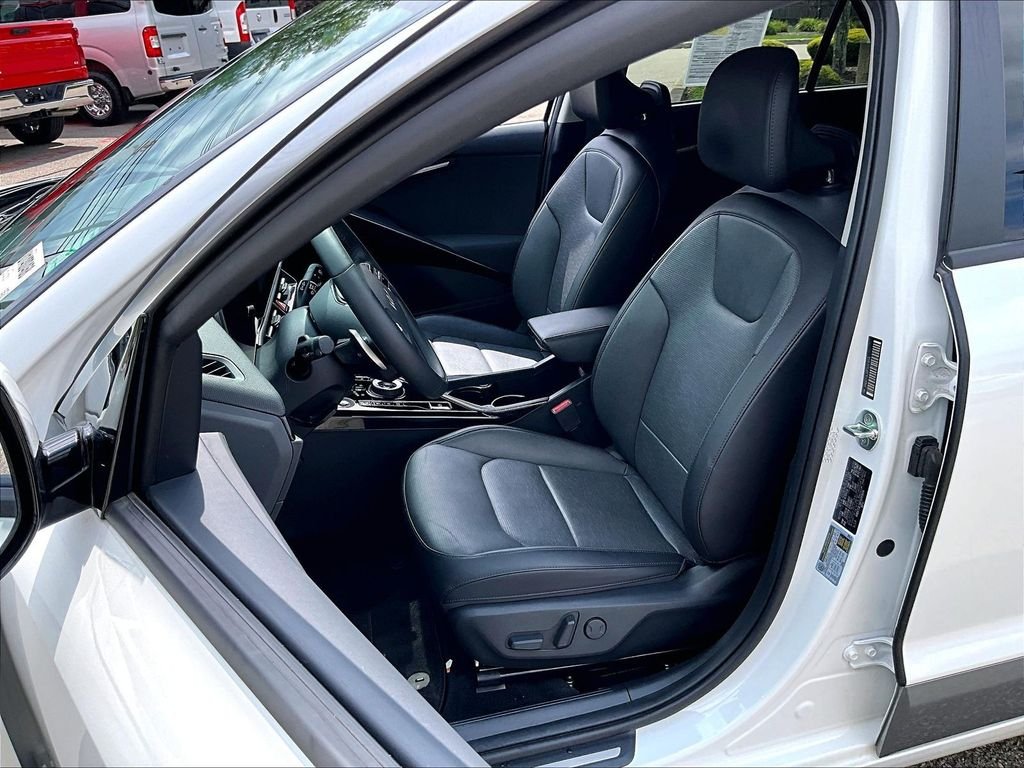 Used 2023 White Kia Wave image 10