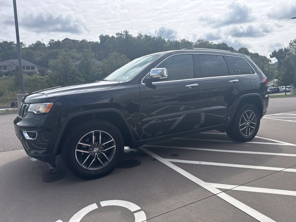 Used 2018 Diamond Black Jeep Limited image 1