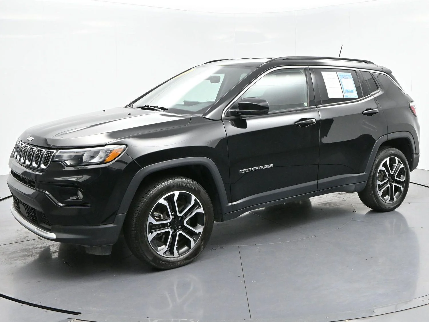 Used 2023 Diamond Black Crystal Pearlcoat Jeep Limited image 3