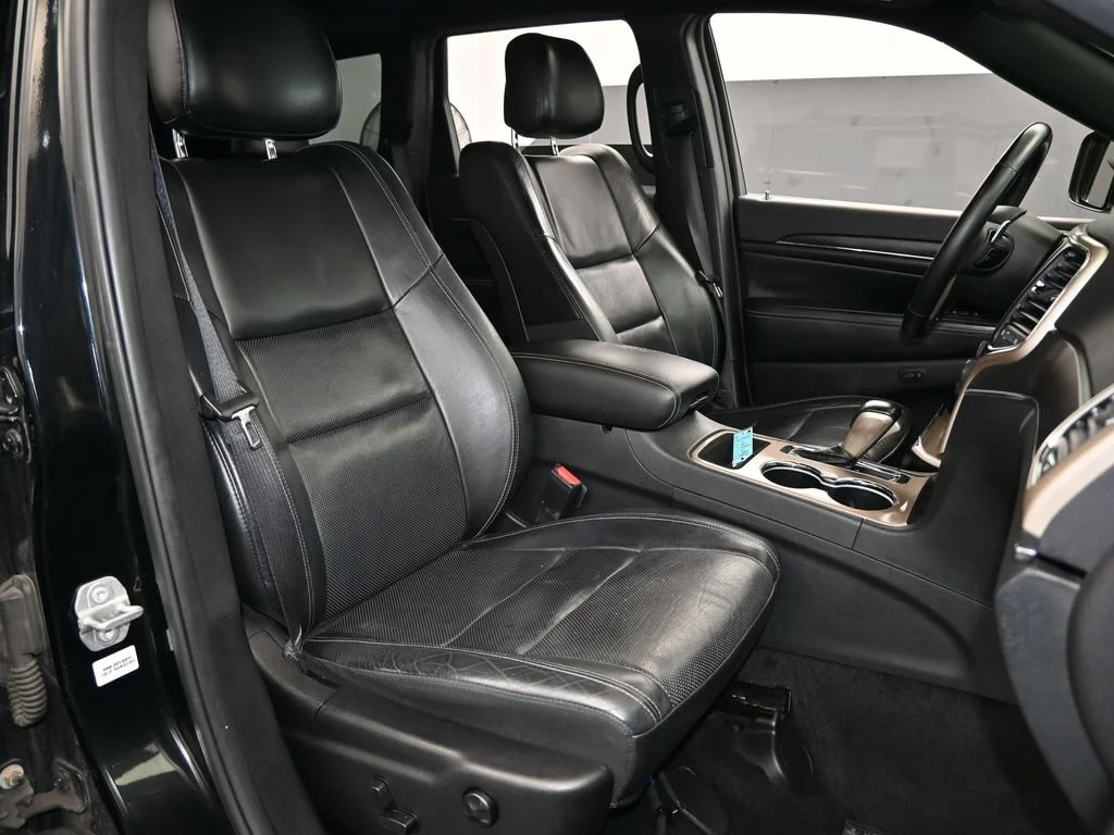 Used 2017 Diamond Black Crystal Pearlcoat Jeep Limited image 42