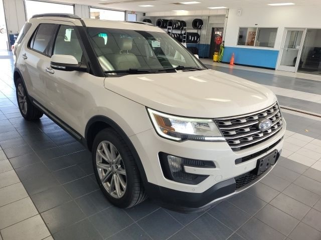 Used 2016 White Platinum Clearcoat Metallic Ford Limited image 9