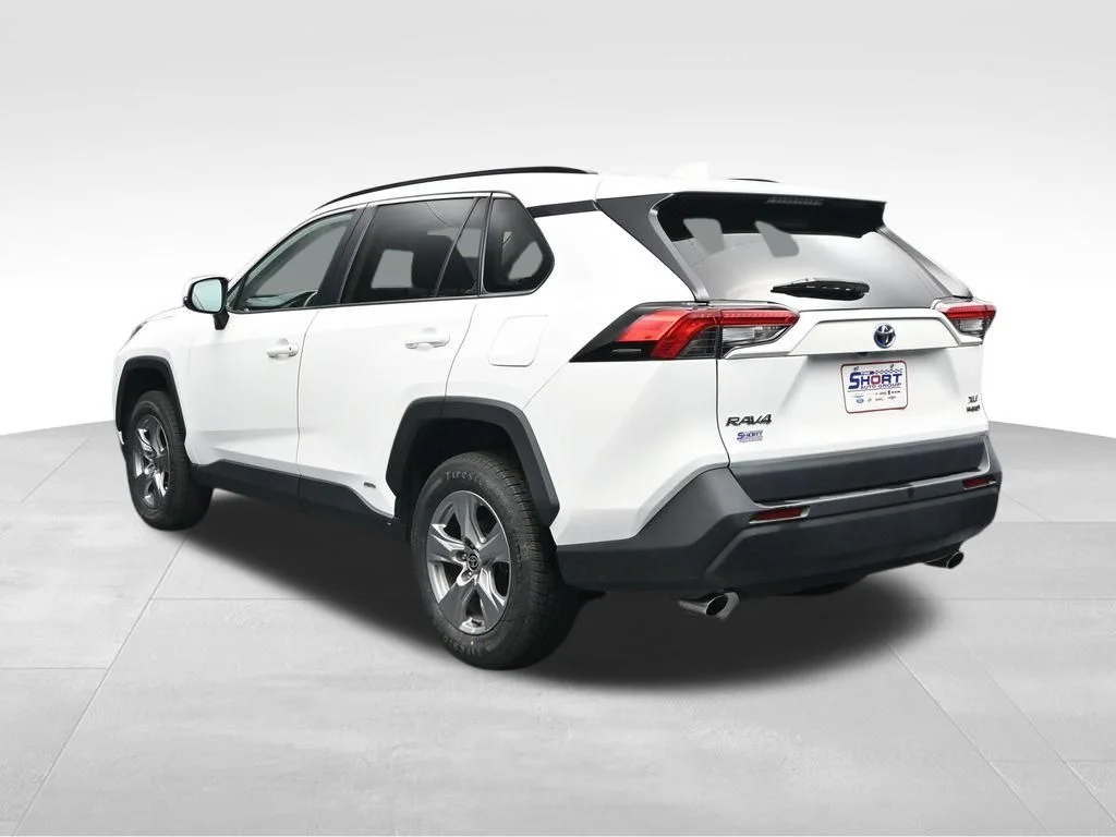 Used 2022 White Toyota XLE image 3