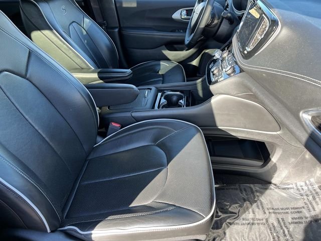 Used 2025 Black Chrysler Limited image 22