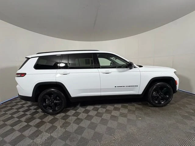 Used 2023 White/off-white Jeep Altitude image 5
