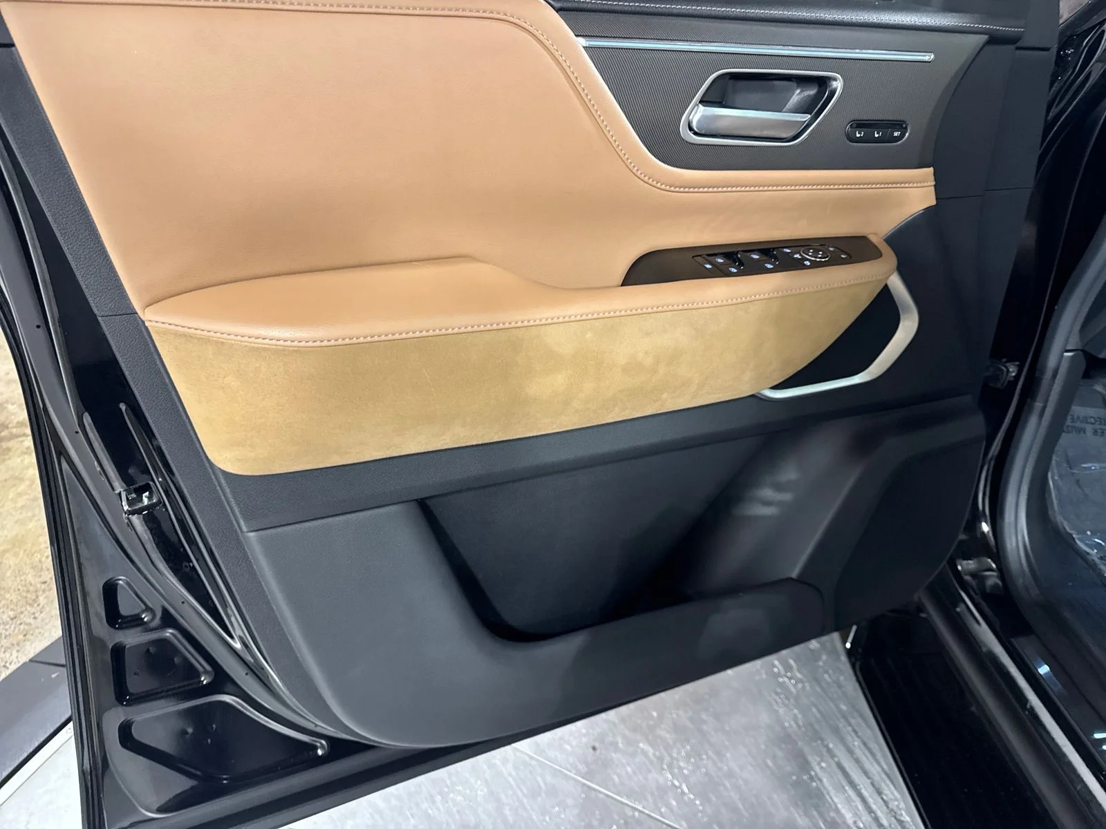 Certified Used 2025 Black INFINITI LUXE image 25