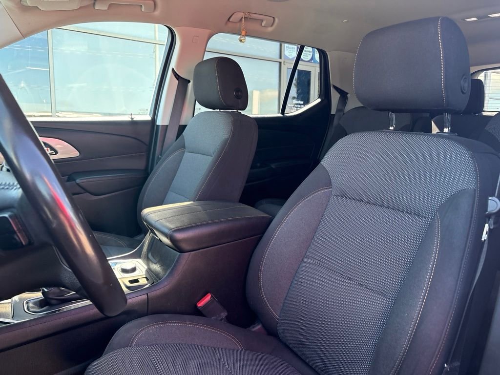Used 2018 Iridescent Pearl Tricoat Chevrolet LT Cloth w/1LT image 11