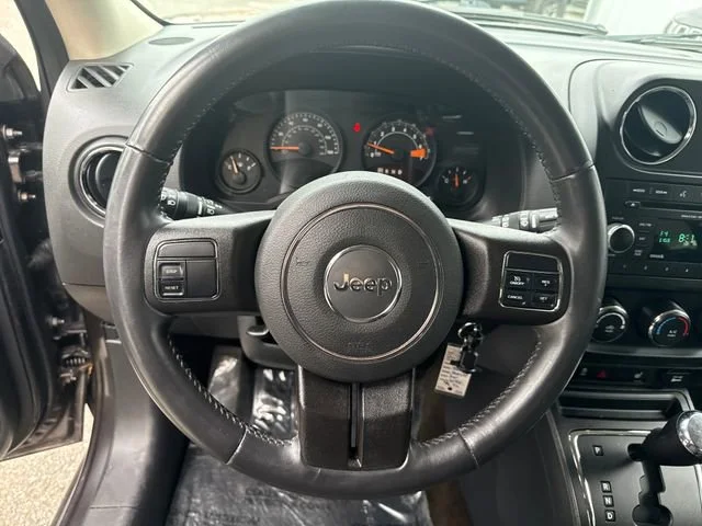 Used 2014 Granite Crystal Metallic Clearcoat Jeep Latitude image 18