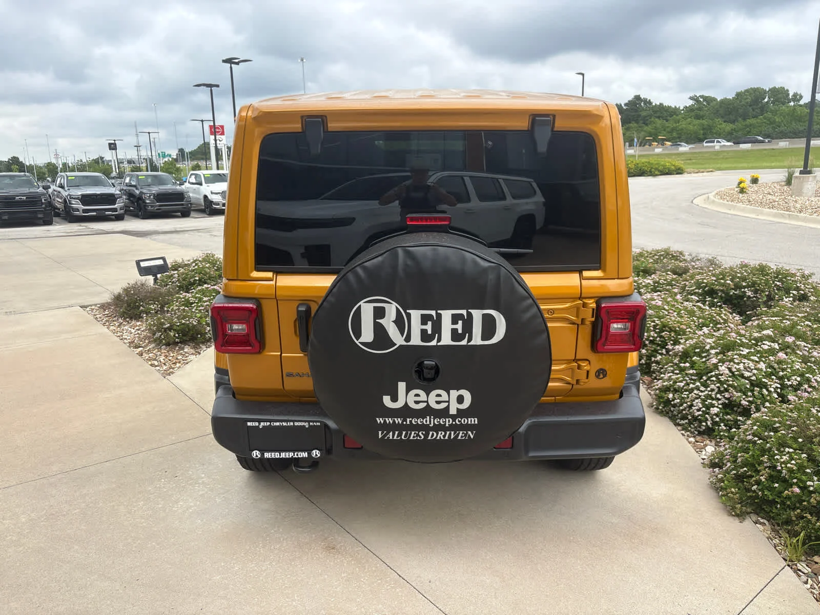 New 2026 Goldilocks Exterior Paint Jeep Sahara image 8