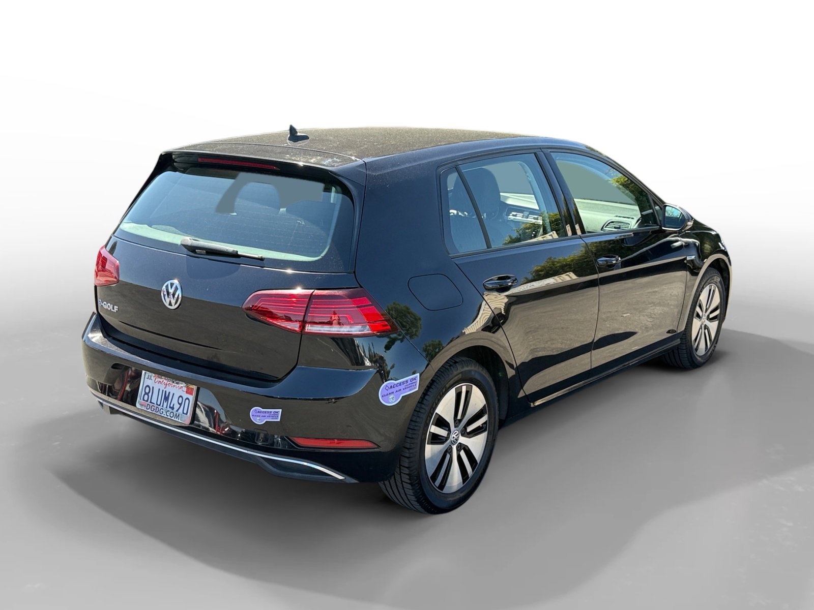 Used 2019 Deep Black Volkswagen SE image 5