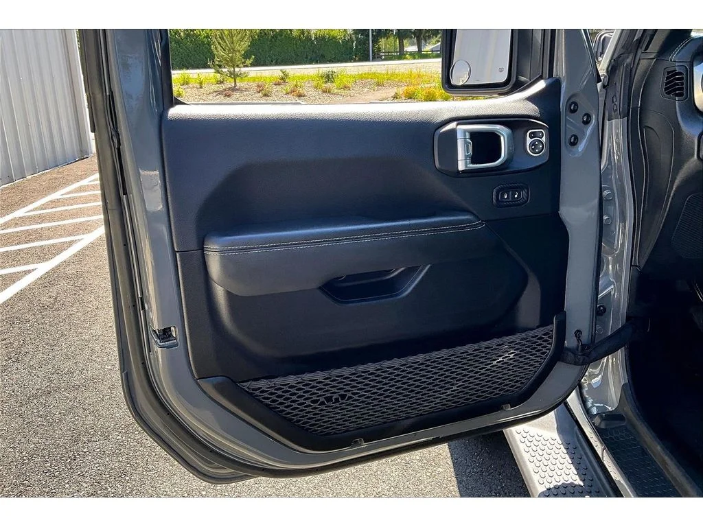 Used 2023 Grey Jeep Sahara image 21