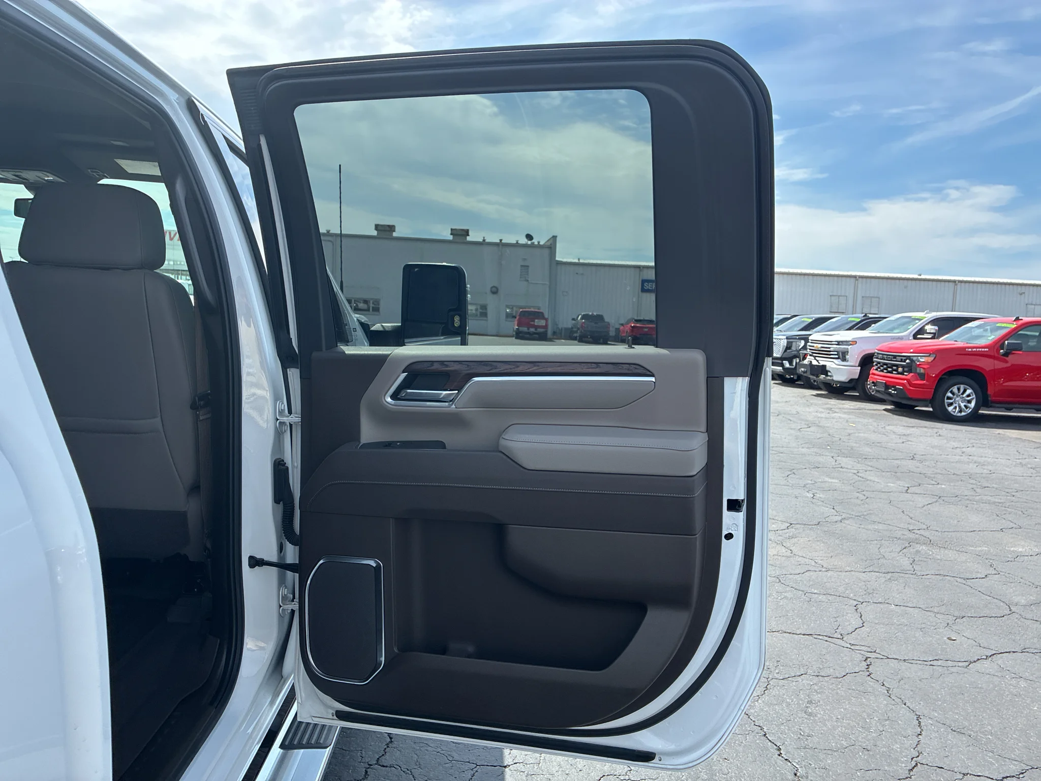 Used 2025 Summit White GMC SLT image 18