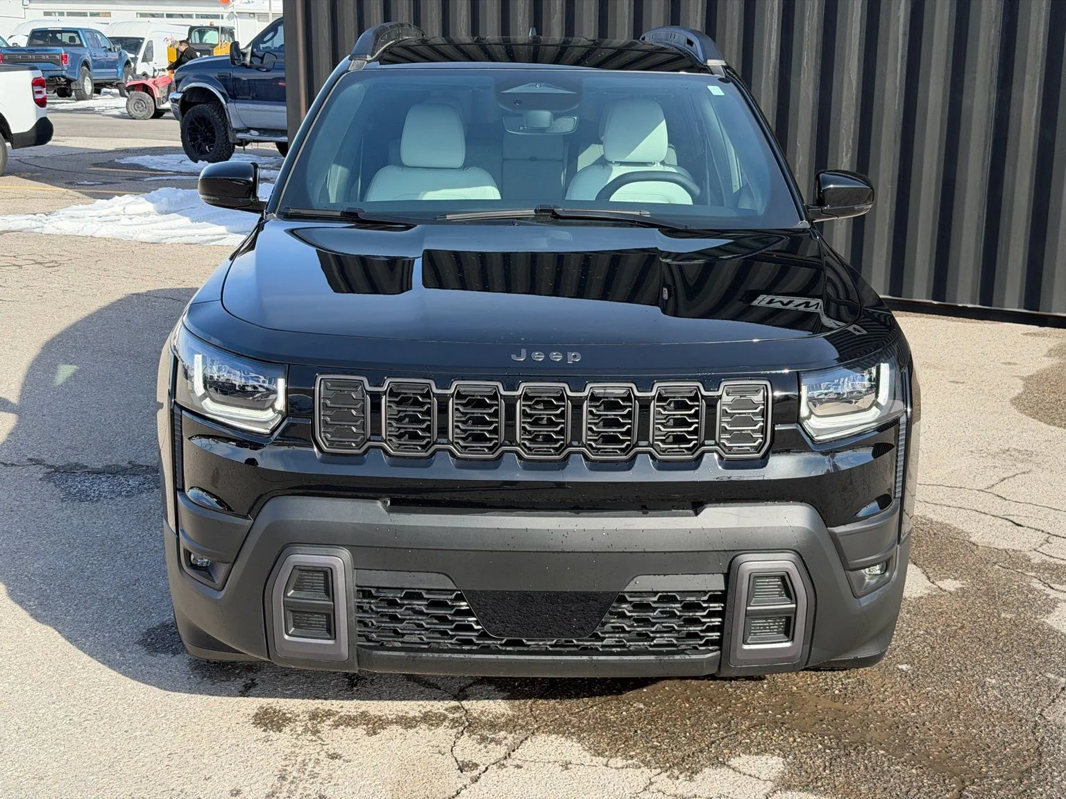 New 2026 Diamond Black Crystal Pearl-Coat Exterior Paint Jeep Limited image 2