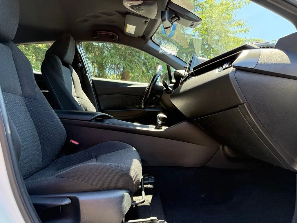 Used 2018 White Toyota XLE Premium image 20